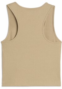 Camiseta sin mangas de canalé beige con amplias sisas y cuello redondo. Fabricada en suave tejido de algodón, presenta una textura lisa y un diseño sencillo.