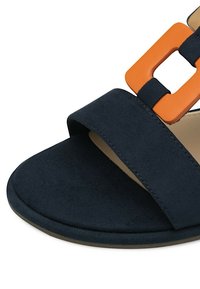 Navy semišové sandály s oranžovým obdélníkovým akcentem. Mají široké popruhy a strukturovanou podrážku pro lepší grip. Lehký a otevřený design.