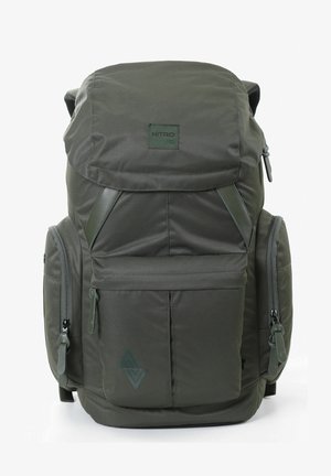 Grüner Stoff-Rucksack mit Klappe, mehreren Reißverschlusstaschen und Logo. Hat eine strukturierte Oberfläche und verstellbare Träger.