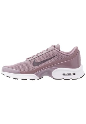 Paarse Nike hardloopschoen met mesh bovenwerk, zwart swoosh-logo, luchtkussenzool en witte tussenzool, zijaanzicht.