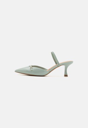 Svetlozelené lakované slingback podpätky s špicatou špičkou, 4 cm podpätkom a dekoratívnym zlatým kovovým doplnkom na prednej strane.