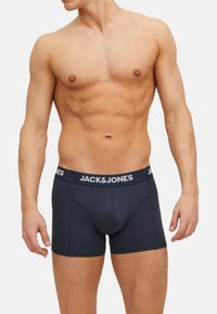 Donker marineblauwe boxer briefs met een strakke pasvorm, gemaakt van zacht katoen, met een contrasterende tailleband met het logo "JACK & JONES".