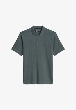 Dunkelgrünes Poloshirt mit kurzen Ärmeln und subtiler karierter Struktur, mit zwei Knöpfen und einem gerippten Kragen, auf weißem Hintergrund dargestellt.
