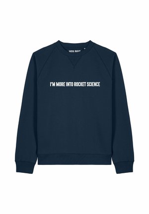Felpa blu navy con colletto a giro e maniche raglan. Il testo sul davanti recita "SONO PIÙ APPASSIONATO DELLA SCIENZA DEI ROCKET" in lettere bianche in grassetto.