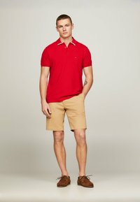 Tommy Hilfiger MONOTYPE UNDERCOLLAR  - Polo - primary red