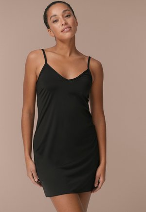 Schwarzes Slipkleid mit dünnen Trägern, V-Ausschnitt, glattem Stoff und einfacher Silhouette, das einen minimalistischen und vielseitigen Look bietet.
