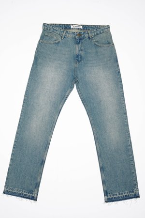 Jeans en denim bleu clair avec une coupe droite, dotés de poches avant, d'une fermeture à boutons et d'ourlets effilochés pour un style décontracté.