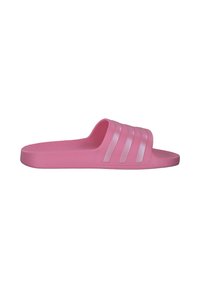 Sandale slide rose avec trois bandes horizontales surélevées sur le dessus, semelle plate et bout ouvert, vue de profil.