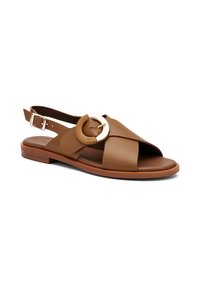 Sandalo in pelle marrone con cinturini incrociati, punta aperta, design slingback e fibbia ad accentuazione circolare. Suola piatta in legno.