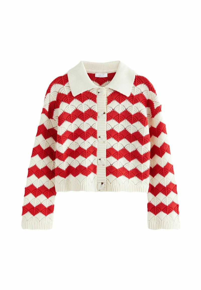 Cardigan court en rouge et blanc avec un motif zigzag texturé, doté d'une fermeture à boutons et d'un col plat. Tissu tricoté, poignets côtelés.