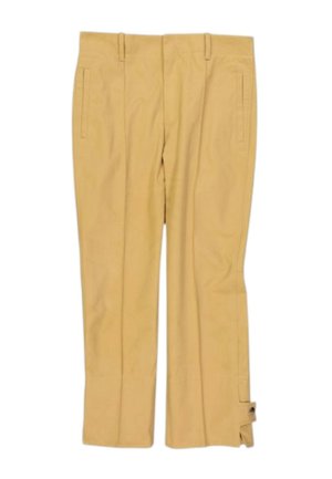 Pantalones beige de corte recto con bolsillos delanteros y un pequeño detalle de correa abotonada cerca del dobladillo inferior en una pierna.