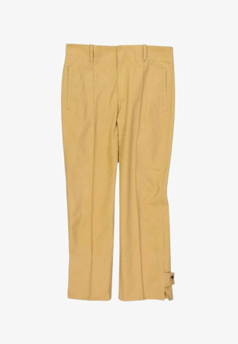 Pantalon beige droit avec poches avant et une petite bride boutonnée près de l’ourlet du bas sur une jambe.