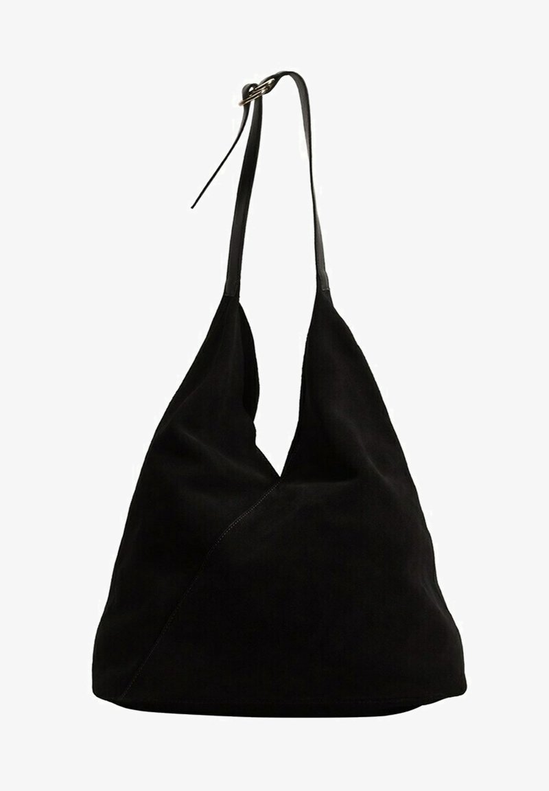 Sac en suède noir au design décontracté, doté d'une forme angulaire et d'une seule bandoulière en cuir. Des détails de couture remarquables ajoutent de la texture.