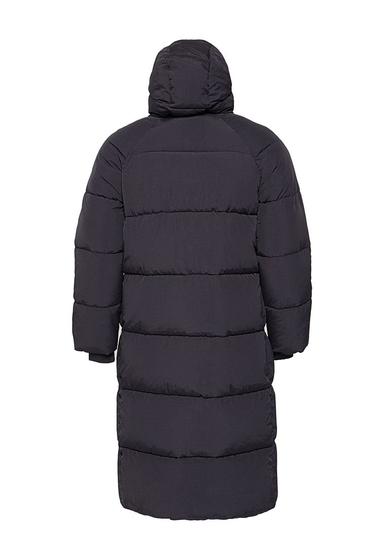 Lange zwarte pufferjas met een capuchon, met een gevoerd ontwerp, losse pasvorm en een gladde textuur zichtbaar op het oppervlak van de stof.