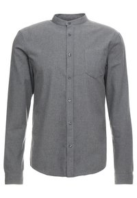 Camicia grigia button-up con colletto alla mandarino, taschino sul petto e maniche lunghe. Realizzata in un tessuto testurizzato con una finitura leggermente spazzolata.
