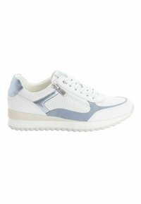 Baskets basses blanches et bleu clair avec fermeture éclair sur le côté, panneaux en cuir perforé, lacets et semelle texturée pour un usage décontracté.