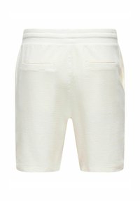Bermudas blancas texturizadas con una cintura elástica, que cuentan con dos bolsillos traseros y un acabado suave, diseñadas para la comodidad y la transpirabilidad.