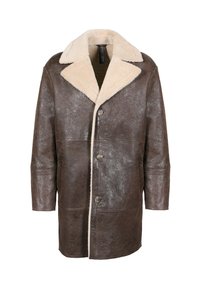 Abrigo de cuero marrón con un cuello de piel de oveja beige, que presenta un cierre delantero de botón y un corte relajado. Textura suave con grano visible.