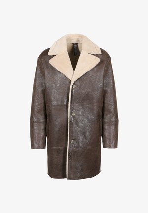Cappotto in pelle marrone con colletto in shearling beige, dotato di chiusura a bottoni e vestibilità rilassata. Tessuto liscio con venature visibili.