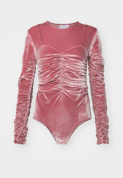 Himbeerfarbener Samt-Bodysuit mit langen, gerafften Ärmeln und gerafftem Vorderteil. Verfügt über einen runden Ausschnitt und eine enganliegende Silhouette.