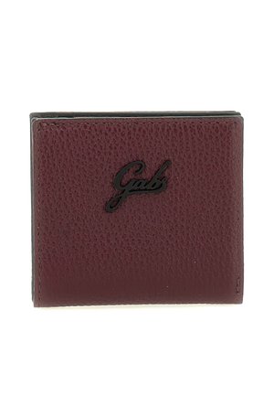 Portafoglio pieghevole in pelle strutturata di un rosso scuro, con il logo nero "Gabs" centrato sulla parte anteriore, su uno sfondo bianco.