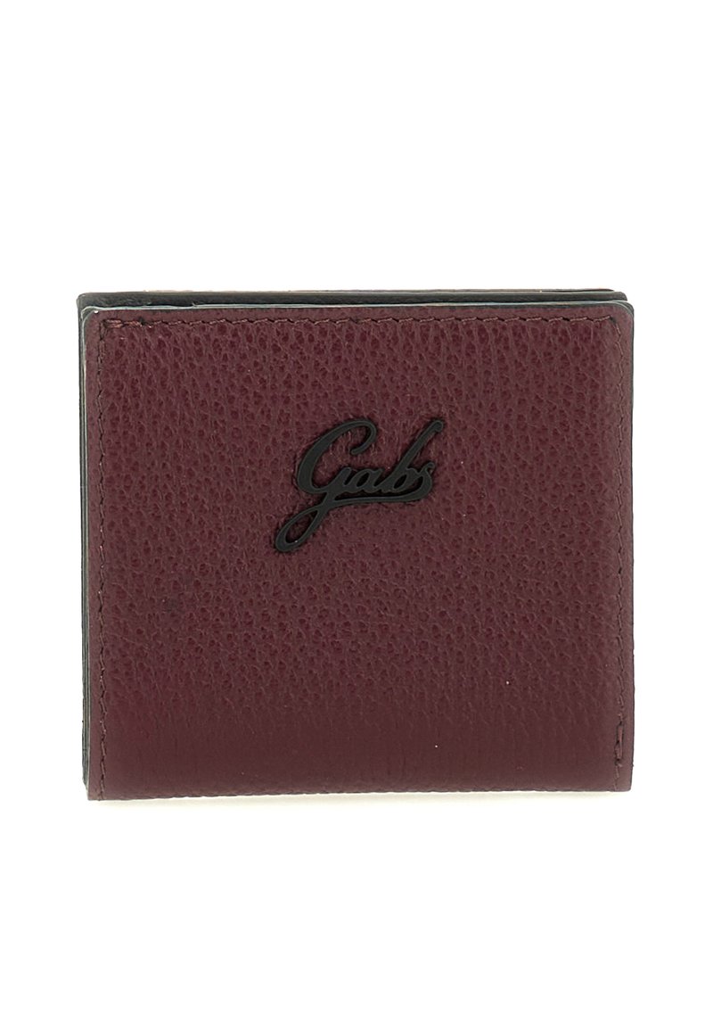 Portafoglio pieghevole in pelle strutturata di un rosso scuro, con il logo nero "Gabs" centrato sulla parte anteriore, su uno sfondo bianco.