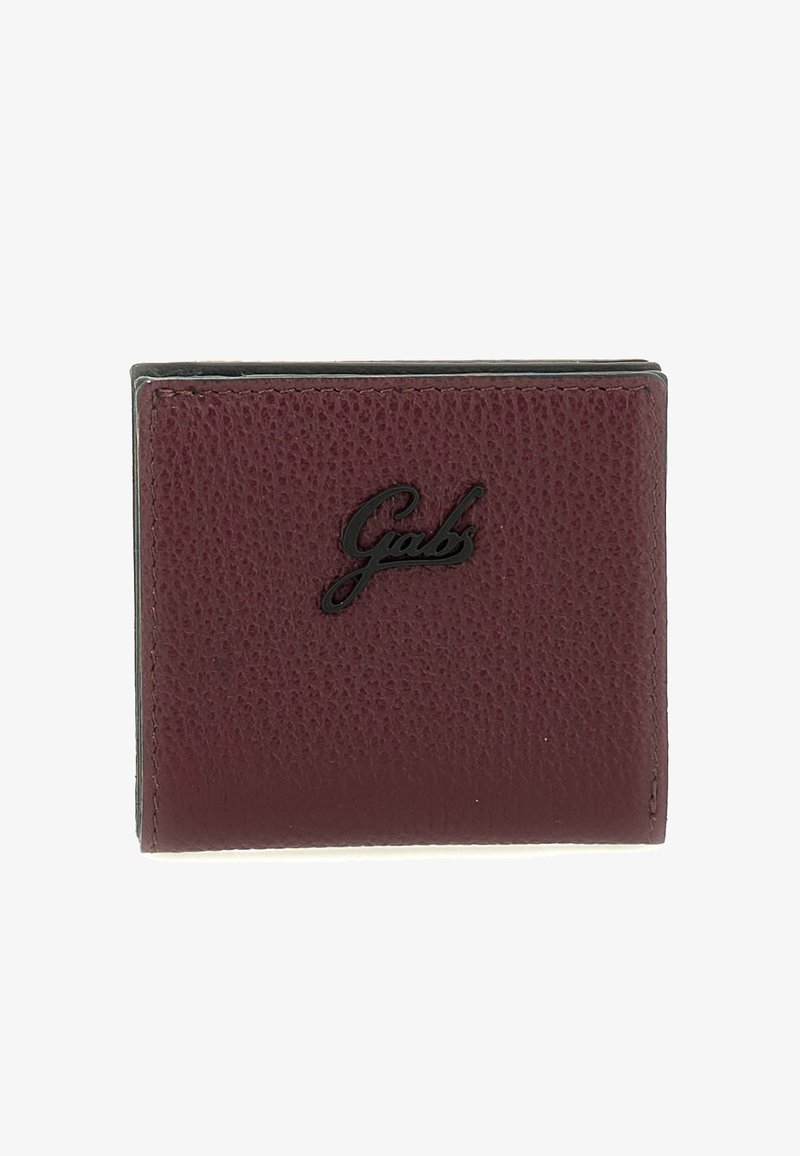 Portafoglio pieghevole in pelle strutturata di un rosso scuro, con il logo nero "Gabs" centrato sulla parte anteriore, su uno sfondo bianco.