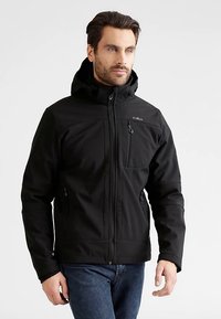 Melna softshell jaka ar rāvējslēdzēju priekšpusē, regulējamu kapuci un sānu kabatām; tai ir glīts dizains un gluda tekstūra.