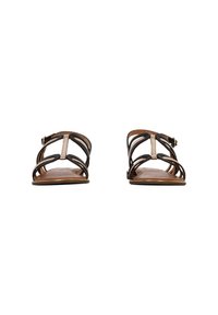 Platbruine sandalen met zwarte lusvormige banden en enkelgespen, vanuit het vooraanzicht op een witte achtergrond.