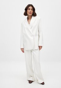 NA-KD OVERLAP - Blazer - white