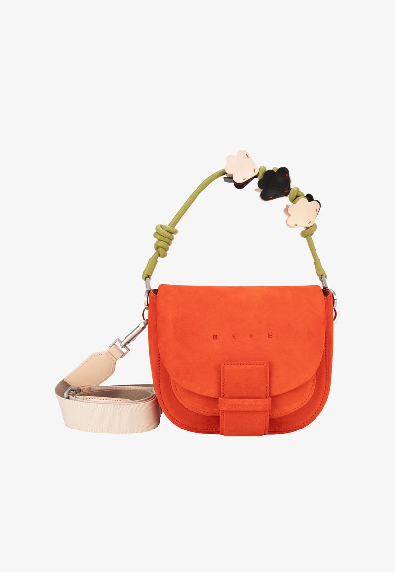 Borsa a tracolla in suede arancione con chiusura a patta magnetica. Presenta una tracolla verde con dettagli decorativi in pelle. Tracolla beige regolabile inclusa.