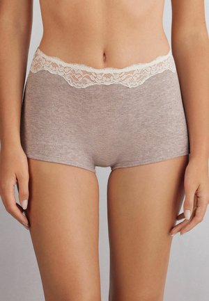 Beżowe bawełniane majtki typu boyshort z delikatnym kremowym koronkowym pasem, z prążkowaną teksturą i bezszwowym designem dla komfortu.