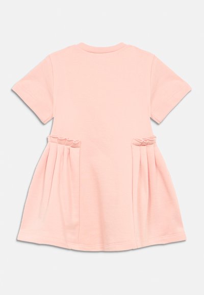 Obleka s kratkimi rokavi iz mehke rožnate bombažne tkanine z oprijetim zgornjim delom in široko krilom. Ima nabranih stranskih žepov in okrogel izrez.