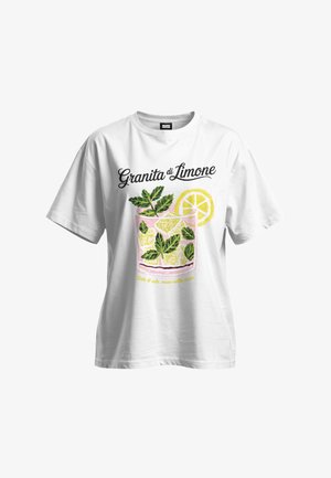 Balta medvilninė marškinė su spalvinga lemon slush gėrimo iliustracija, su užrašu "Granita di Limone" viršuje ir mėtų lapais, citrinomis bei ledo kubeliais.