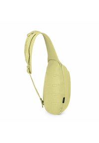 Bolso bandolera en amarillo claro, con una superficie texturizada, diseño curvado y correa ajustable con un cierre lateral con cremallera.