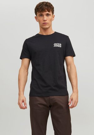 Schwarzes Baumwoll-T-Shirt mit kurzen Ärmeln, mit einem weißen Logo auf der linken Brust. Einfaches Rundhalsdesign und glatte Textur.