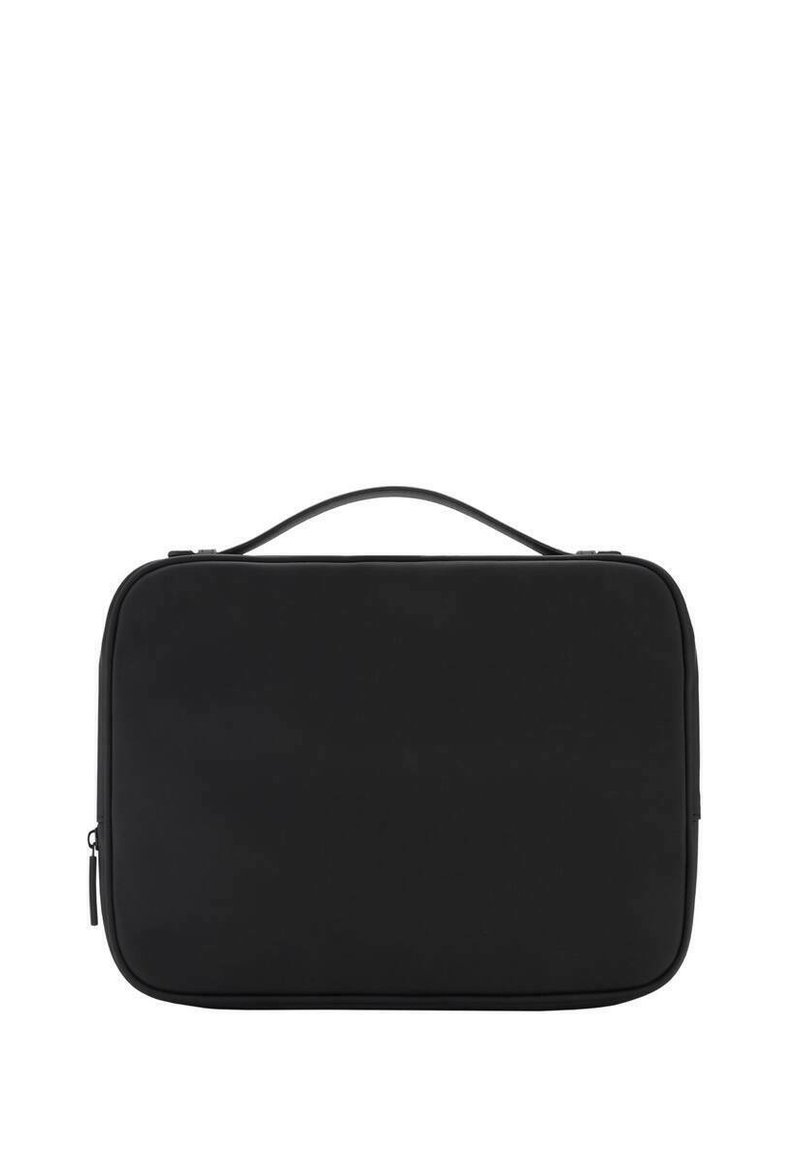 Zwarte rechthoekige tas met een gladde, matte afwerking. Beschikt over een handvat aan de bovenkant en een ritssluiting, ontworpen voor duurzaamheid en draagbaarheid.
