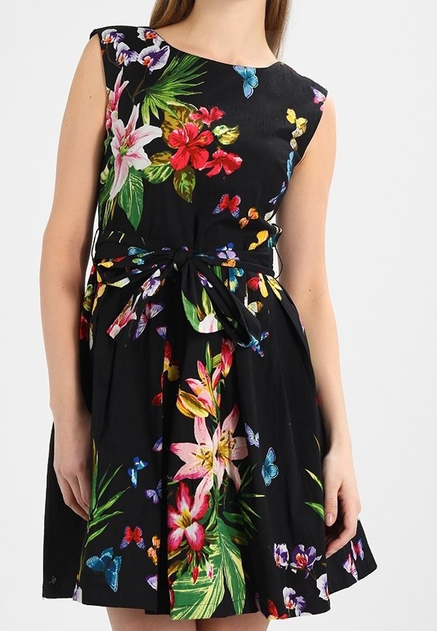 Czarna sukienka w kwiaty z wiązaniem w talii, z kolorowymi motylami i kwiatami, okrągłym dekoltem i krótkimi rękawami.