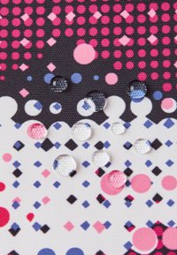Tela con estampado que presenta puntos y formas en negro, rosa, azul y blanco; gotas de agua visibles en la superficie, resaltando la textura.