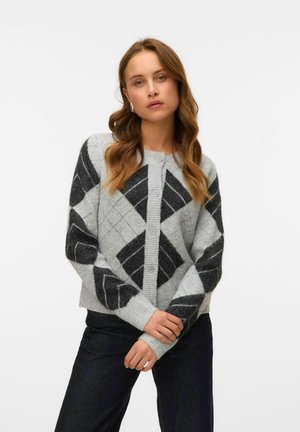 Grijze cardigan met zwarte ruit- en argyle-patronen, geribde manchetten en zoom, vijf knopen aan de voorkant, zachte textuur van breiwerk.