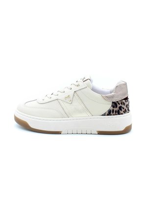 Scarpa da ginnastica in pelle bianca con un accento testurizzato sul tallone decorato con una stampa leopardata. Suola in gomma piatta e design strutturato. Chiusura con lacci.