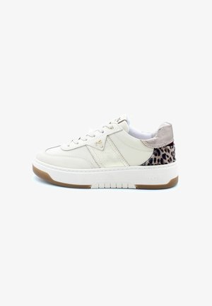 Weiße Leder-Sneaker mit einem strukturierten Akzent an der Ferse, der mit einem Leopardenmuster versehen ist. Flache Gummisohle und strukturiertes Design. Schnürverschluss.