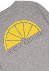 Grå sweatshirt med ett grafiskt motiv av en gul citronskiva och texten "ACQUA LIMONE" i en böjd stil under designen.