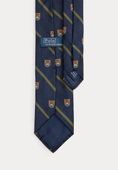 Γραβάτα από μεταξωτό ύφασμα σε ναυτικό μπλε χρώμα με ελαιώδεις διαγώνιες ρίγες, μικρά κεντημένα έμβλημα, με τις ετικέτες "Polo by Ralph Lauren" και "Hand Made in Italy" εμφανείς.