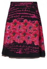 Gonna floreale con una vivace stampa floreale rosa su sfondo nero e accenti di testo scritto a mano. Forma a campana con un orlo leggermente trasparente.