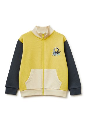Kinder-Reißverschlussjacke mit gelbem Vorder- und Rückenteil, dunkelgrauen Ärmeln, beigem geripptem Kragen und Taschen sowie kleinem abstraktem Logo auf der Brust.
