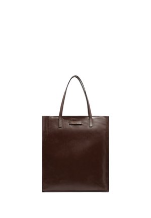 Borsa tote in pelle marrone scuro con due manici e una piccola etichetta rettangolare del marchio vicino al centro superiore.