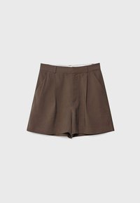 Shorts marron taille haute avec une texture lisse, dotés de plis sur le devant et de poches latérales. Le design présente un look épuré et ajusté.