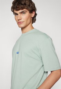 HUGO NIEROS - Navadna majica - light/pastel green