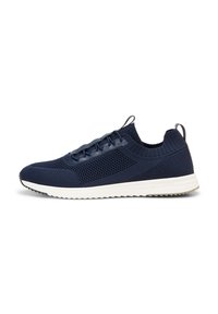 Granatowe dziane sneakersy z teksturowaną siateczkową cholewką, sznurowanym zapięciem i białą gumową podeszwą; posiadają uchwyt na pięcie dla łatwego zakładania.